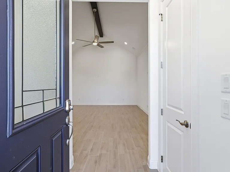 608 Violet Dr — Photo 3