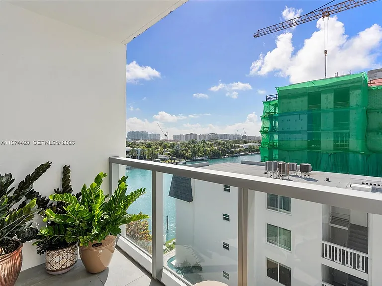 9521 E Bay Harbor Dr #705 — Photo 44