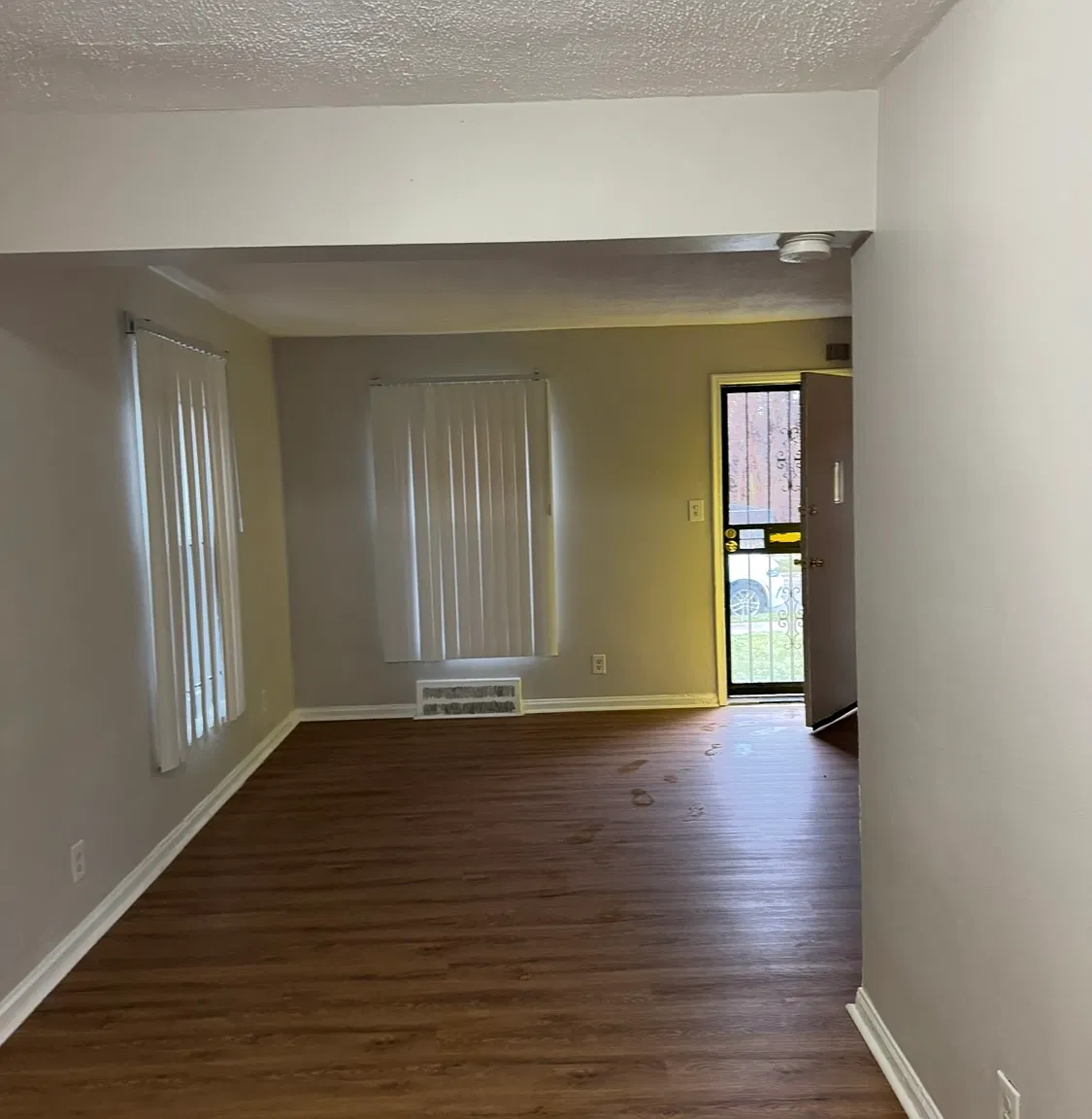 2 bed, 3428 sqft, $1,100 — Photo 2