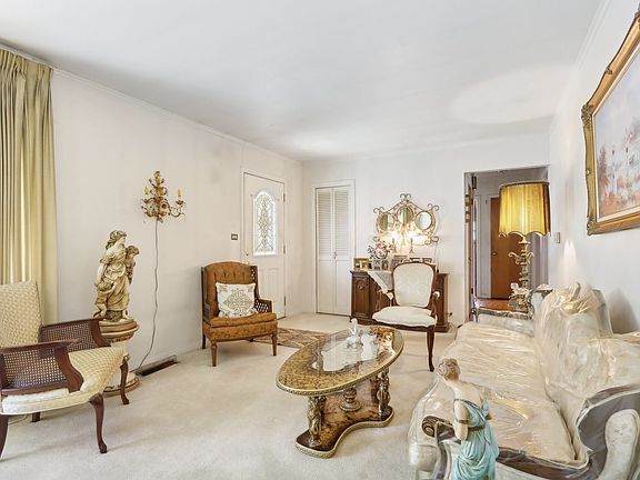 5th image of 687 E Clarendon Ct
