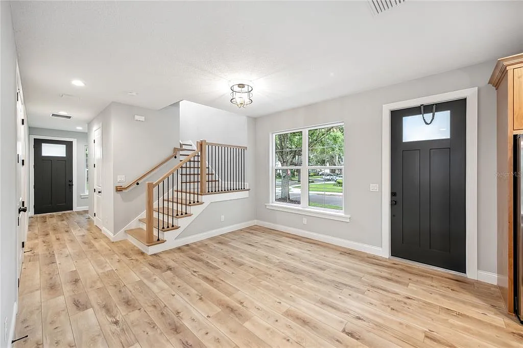 5 bed, 5.5 bath, 3269 sqft, $5,800 — Photo 2