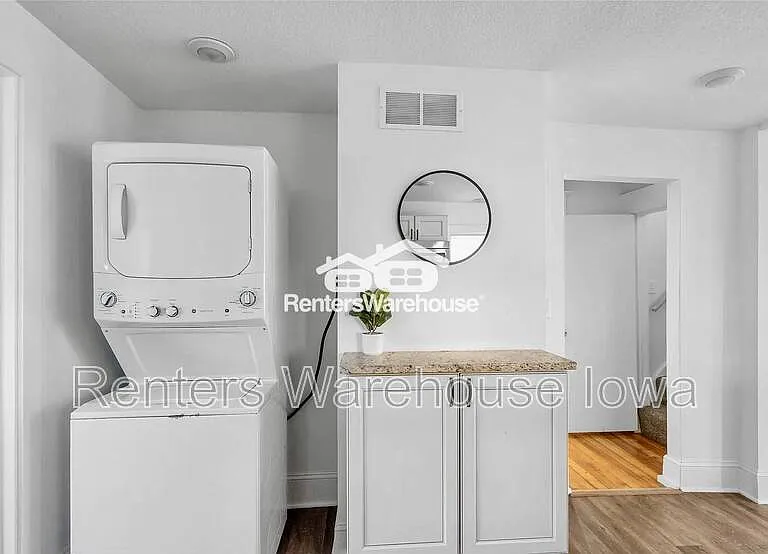 544 36th St #2 — Photo 8
