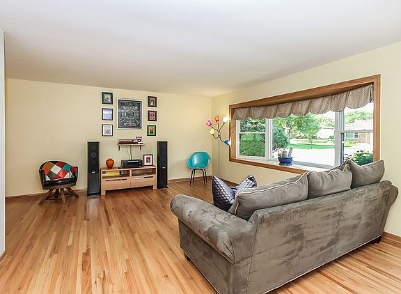 3rd image of 755 Bryn Mawr Ave