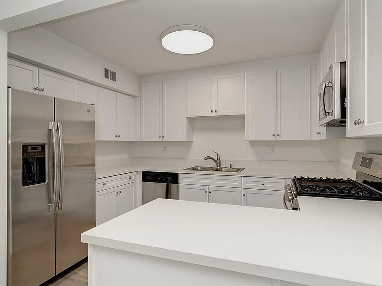 439 Stocker Apartments — Photo 10