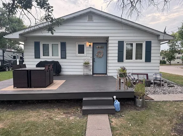 702 S Forest Ave, Hallock, MN 56728