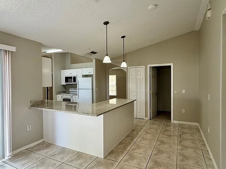 305 Colonade Ct — Photo 7