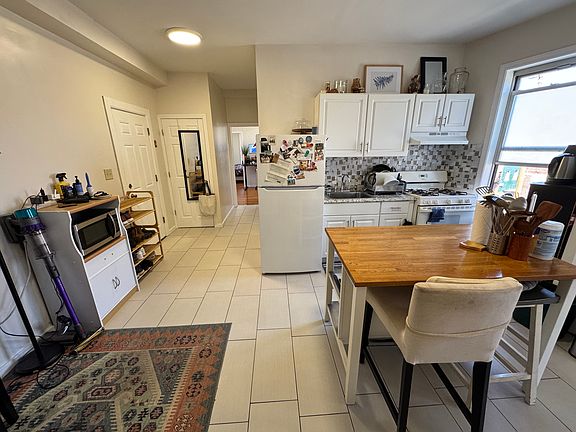 2nd image of 980 State St APT 2R