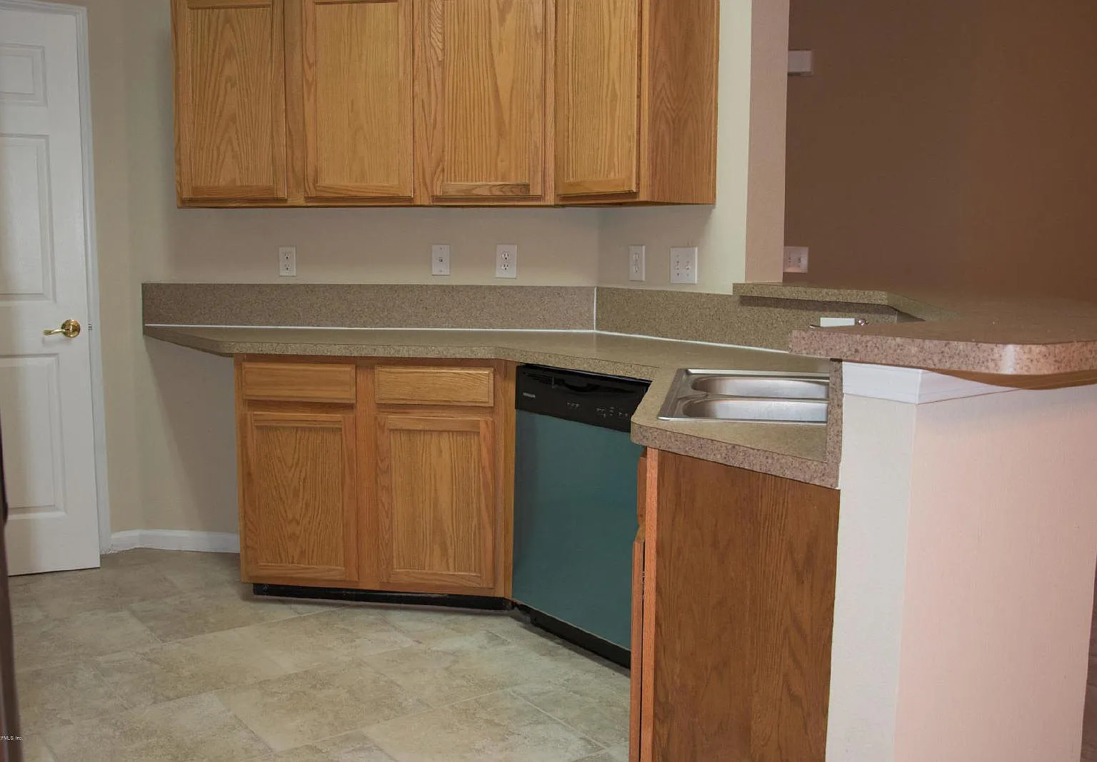 3 bed, 2.0 bath, 1496 sqft, $1,650 — Photo 2
