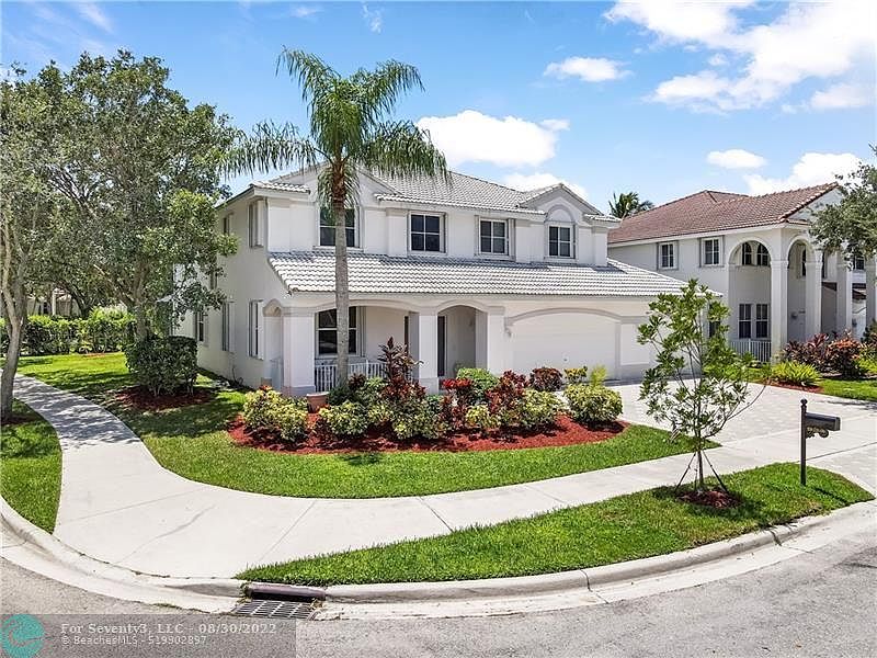 1st image of 934 Crestview Cir