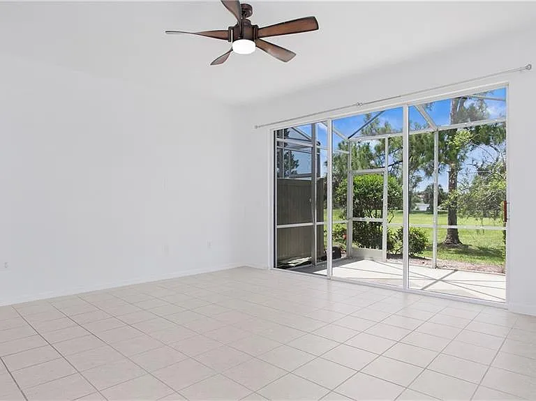 880 Hampton Cir — Photo 9
