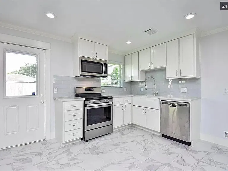 3907 Southlawn St — Photo 9