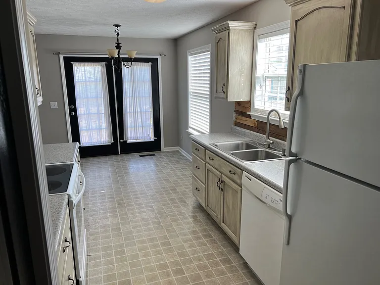1037 Creekview Dr — Photo 21