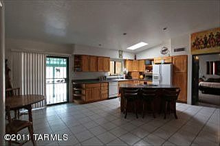 Kitchn with breakfast bar