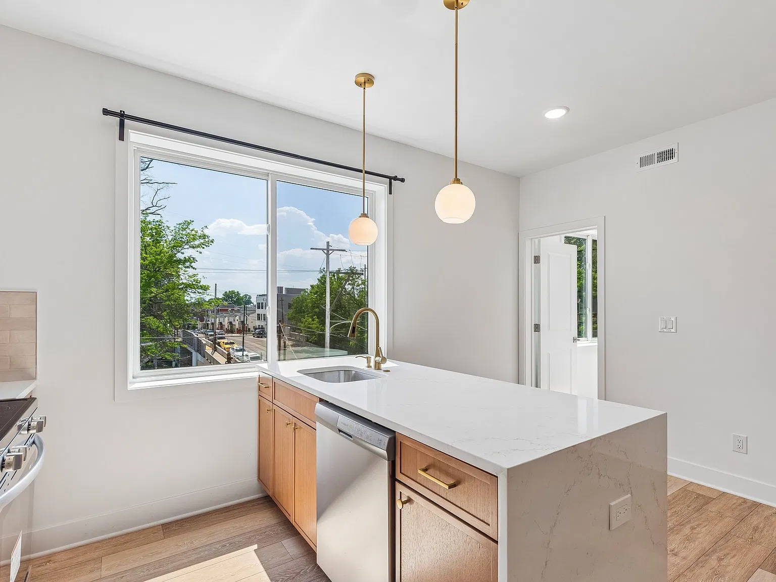 2 bed, 842 sqft, $2,300 — Photo 4