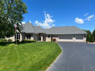 1515 Providence Dr, McHenry, IL 60051