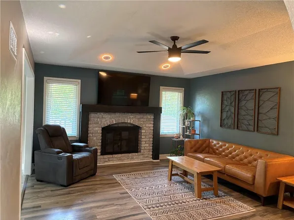 411 SE Claremont St, Lees Summit, MO 64063