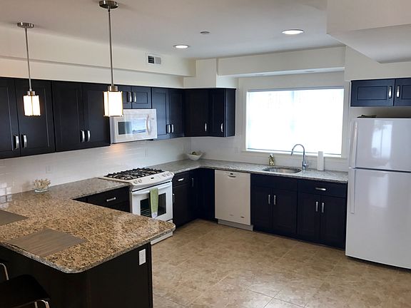 4th image of 770 E Ashland St #901