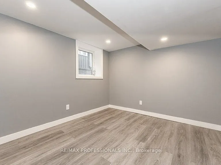 15 Wexford Ave N #LOWER — Photo 5