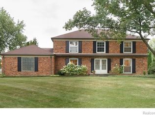 5621 Shaun Rd, West Bloomfield, MI 48322