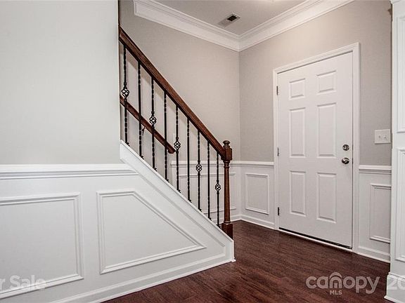 4th image of 146 E Planters Dr