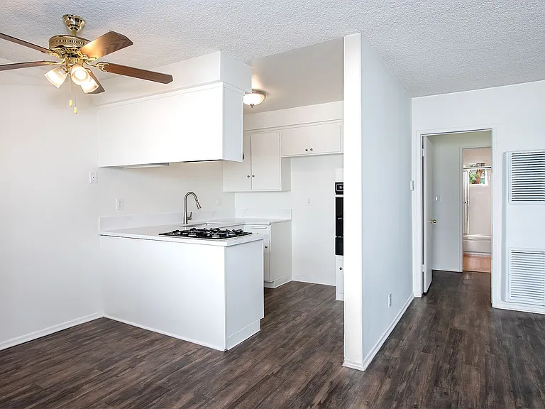 367 W Lexington Dr — Photo 4
