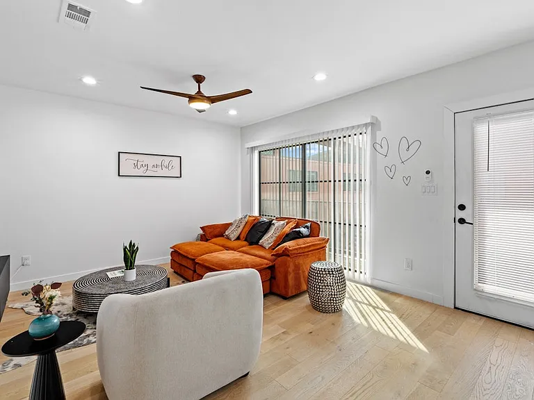 400 E 30th St #205 — Photo 16