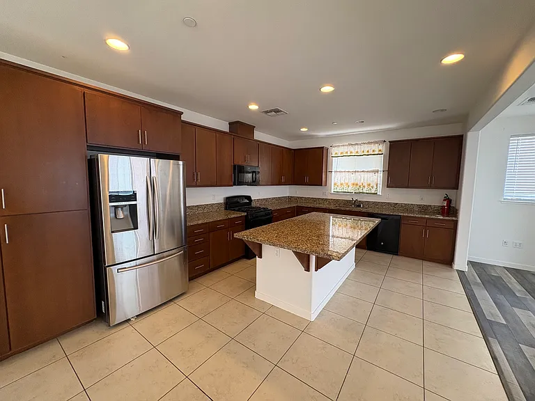 1072 Mariners Dr — Photo 2