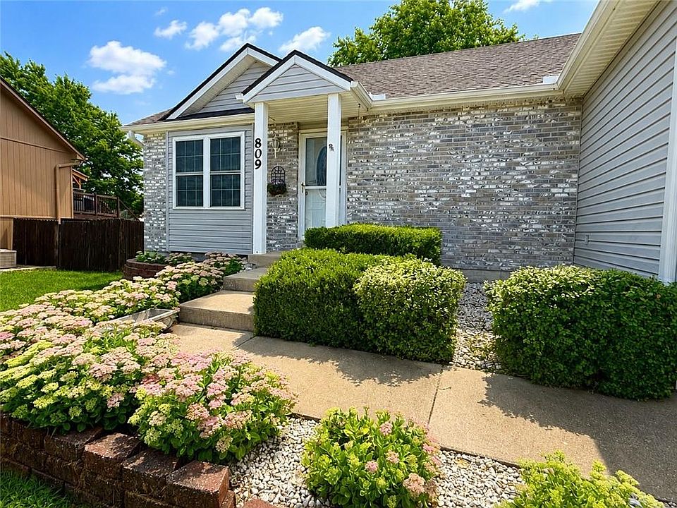 1st image of 809 SW Graystone Dr