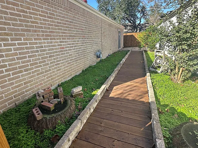 7846 Bankside Dr — Photo 24