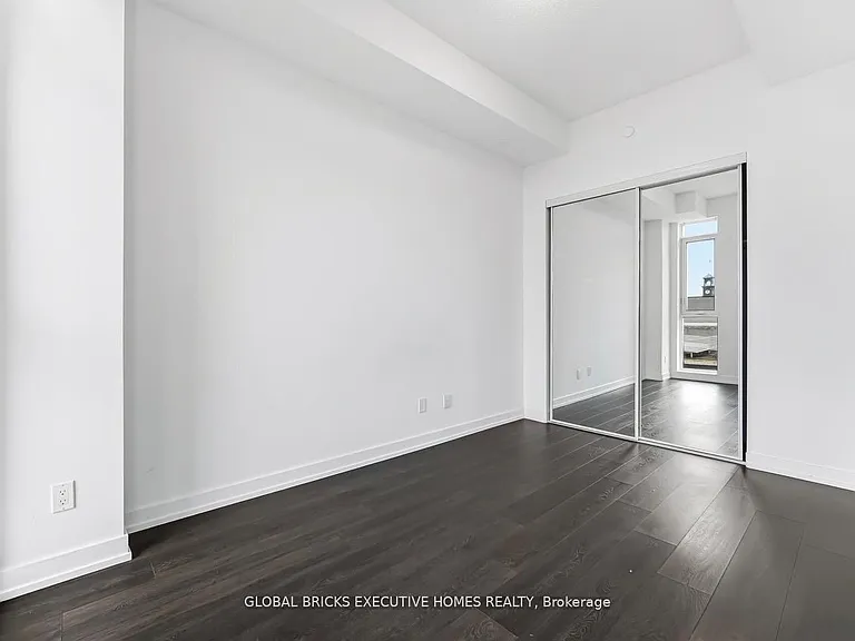 297 College St #506 — Photo 5