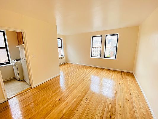 3rd image of 955 Sheridan Ave APT 4D