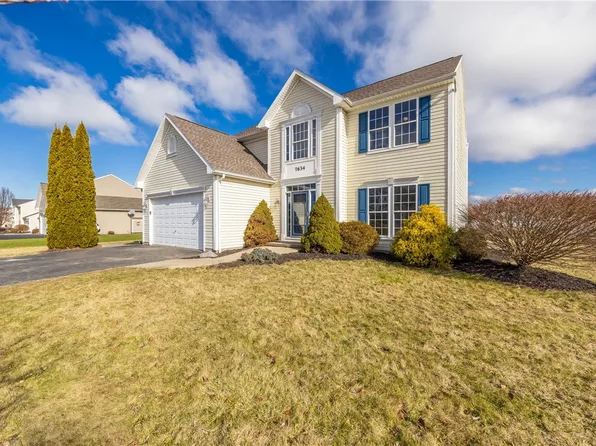 7634 Whispers Ln, Ontario, NY 14519