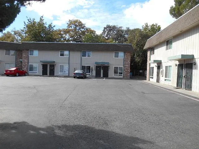 490 Edgewood Dr APT 17 photo 1