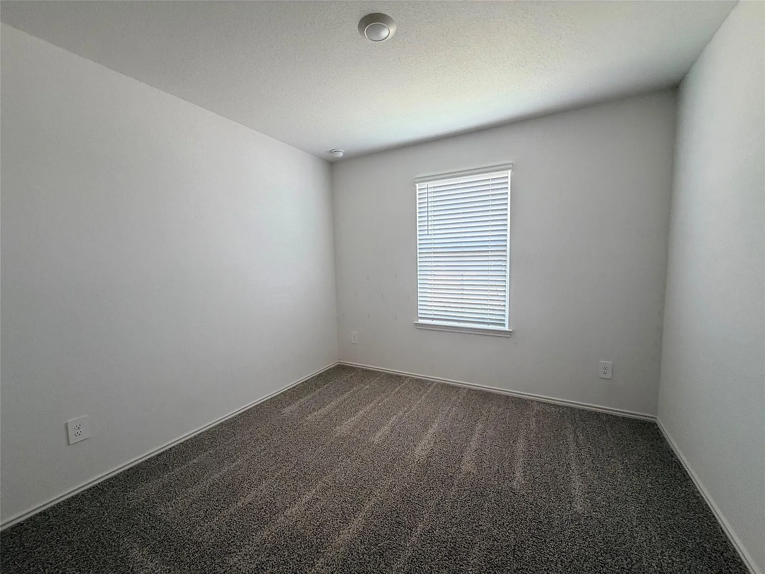 4 bed, 2.0 bath, 1638 sqft, $2,200 — Photo 4