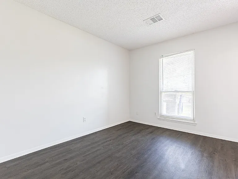 4910 Tennyson Dr — Photo 5