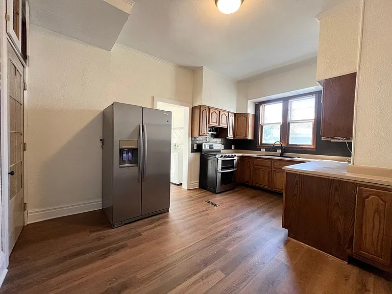 539 W Jefferson St — Photo 7