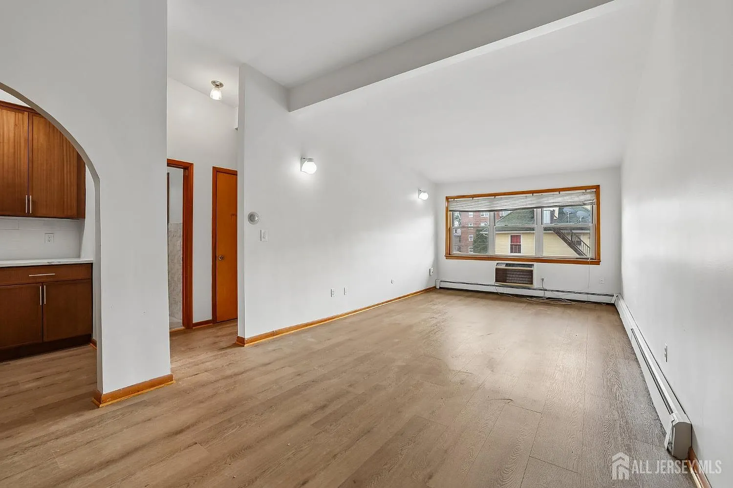 1 bed, 1.0 bath, 604 sqft, $1,800 — Photo 2