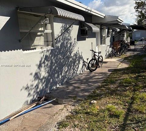 4th image of 1913 Gardenia Rd