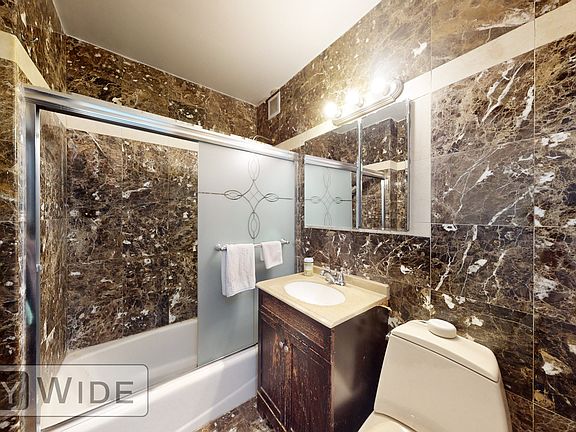 5th image of 61 E 66th St