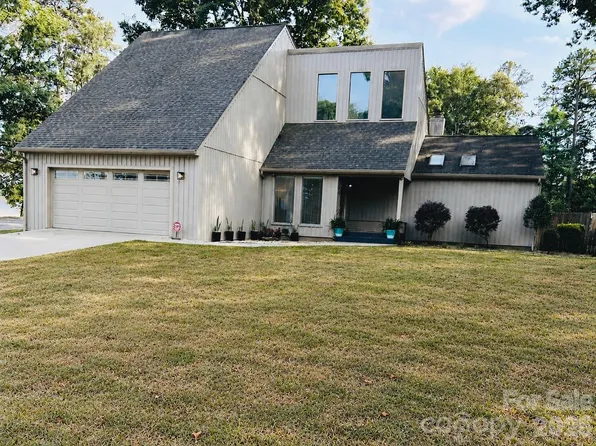 496 17th Avenue Dr NE, Hickory, NC 28601