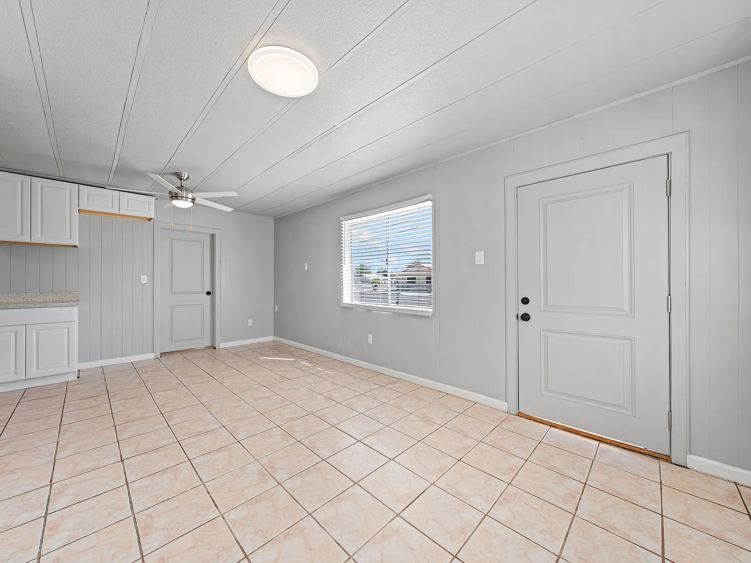 2 bed, 400 sqft, $1,000 — Photo 3