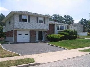 71 Stephen Dr, Plainview, NY 11803