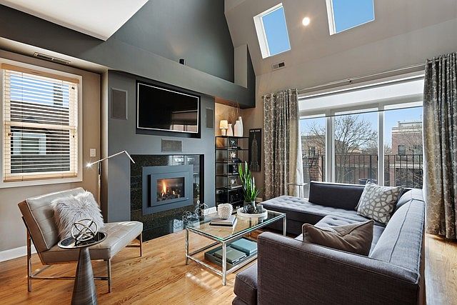 1st image of 921 N Winchester Ave #3