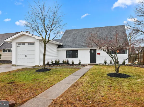 49 Micahill Rd, Levittown, PA 19056