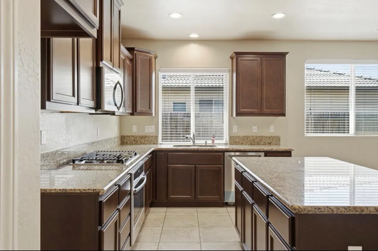 4 bed, 1855 sqft, $2,500 — Photo 4