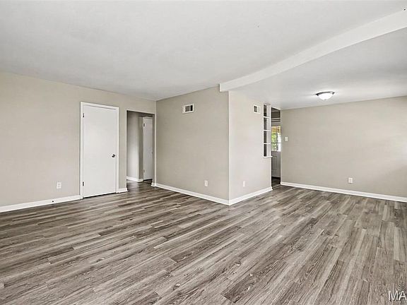3rd image of 30 Saint Edward Ln