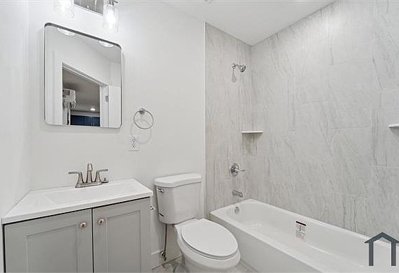 5th image of 812 W Roosevelt Blvd #5