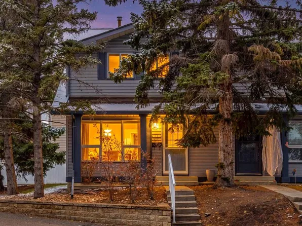 146 E Woodmont Ter SW, Calgary, AB T2W 4Z4