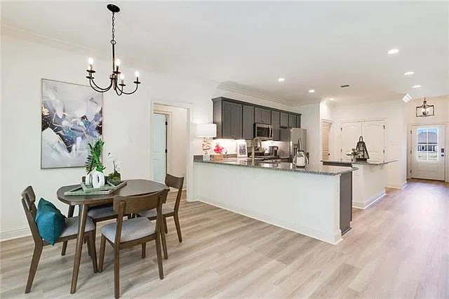 3 bed, 2.0 bath, 1649 sqft, $2,200 — Photo 2