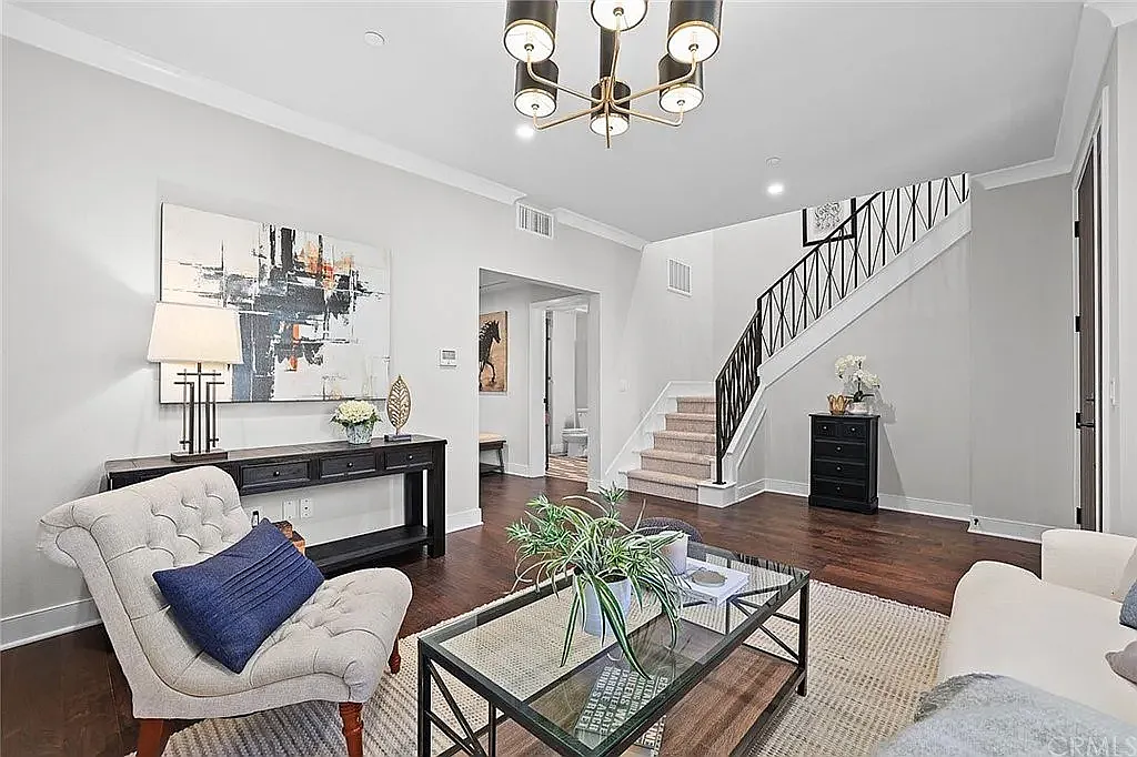 3 bed, 1929 sqft, $4,900 — Photo 4